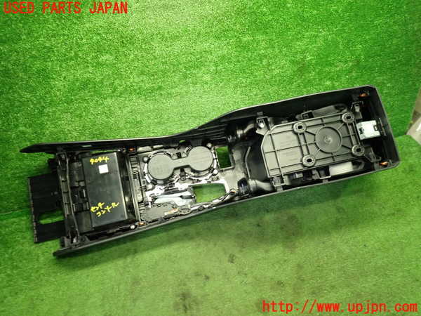 1UPJ-9240447540]カムリハイブリッド(AXVH70)センターコンソール 中古_5