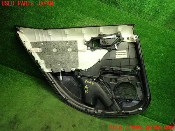 1UPJ-9240441294]カムリハイブリッド(AXVH70)右後ドア内張り 中古_5