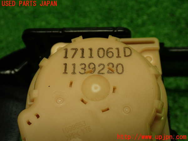 1UPJ-9240447135]カムリハイブリッド(AXVH70)真中2列目シートベルト 中古_4