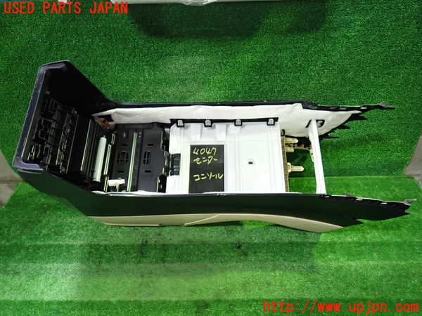 1UPJ-9240477540]アルファード(GGH30W)センターコンソール 中古_4