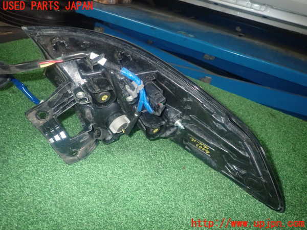1UPJ-9240631530]カローラ ツーリング ハイブリッド(ZWE214W)右テールランプ 中古_2