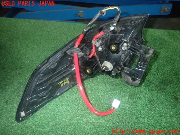 1UPJ-9240631536]カローラ ツーリング ハイブリッド(ZWE214W)左テールランプ 中古_2