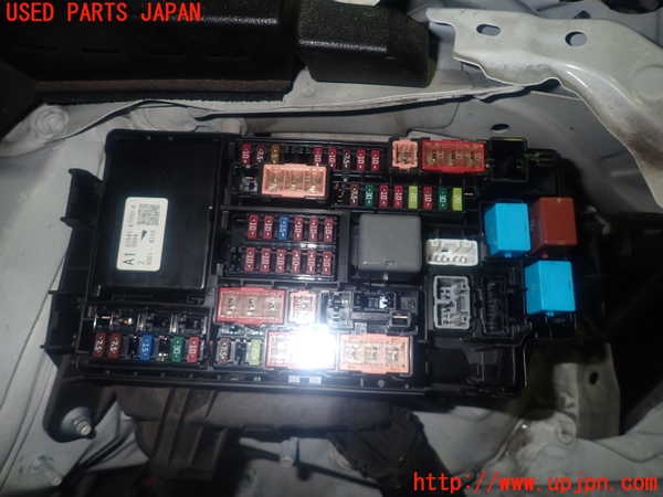 1UPJ-9240636742]カローラ ツーリング ハイブリッド(ZWE214W)ヒューズボックス2 中古_2