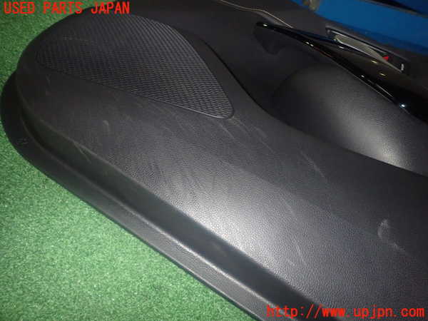 1UPJ-9240631234]カローラ ツーリング ハイブリッド(ZWE214W)右前ドア内張り 中古_3