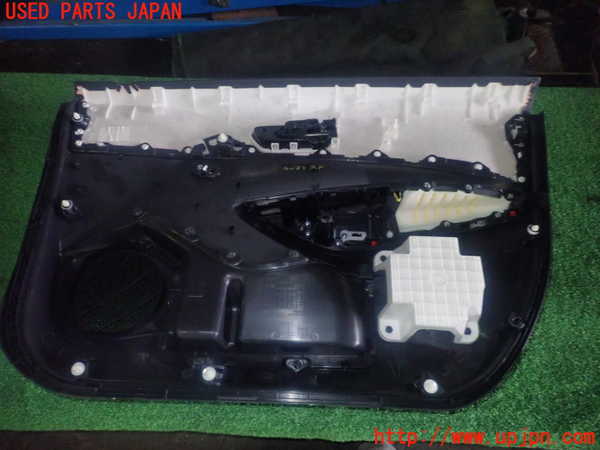1UPJ-9240631264]カローラ ツーリング ハイブリッド(ZWE214W)左前ドア内張り 中古_2