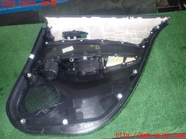 1UPJ-9240631324]カローラ ツーリング ハイブリッド(ZWE214W)左後ドア内張り 中古_2
