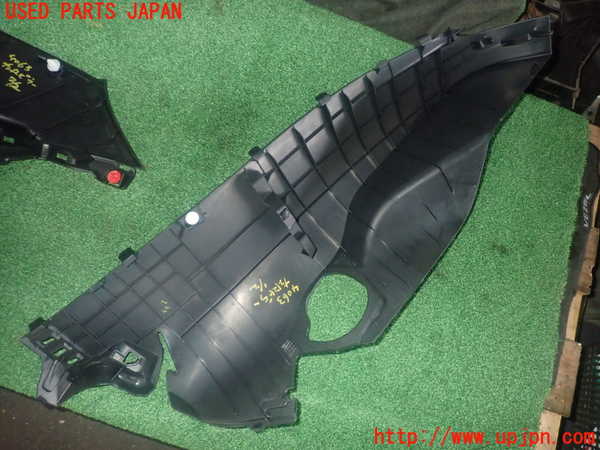 1UPJ-9240637680]カローラ ツーリング ハイブリッド(ZWE214W)左リアピラートリム 中古_5
