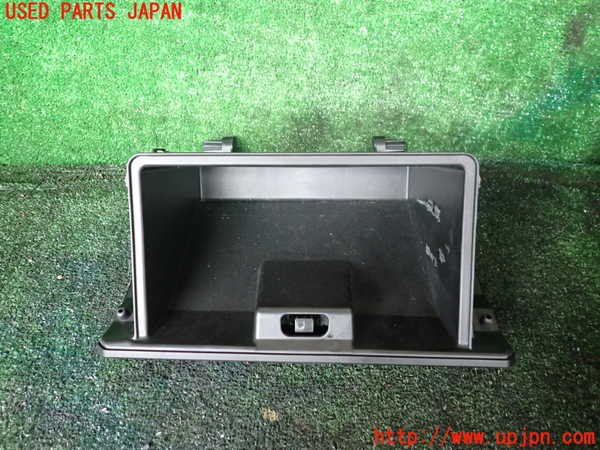 1UPJ-9240647516]ジムニー(JB64W)グローブボックス1 中古_2