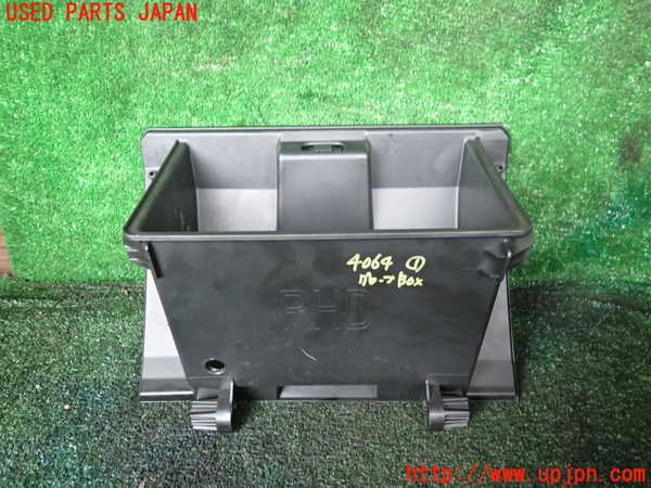 1UPJ-9240647516]ジムニー(JB64W)グローブボックス1 中古_3