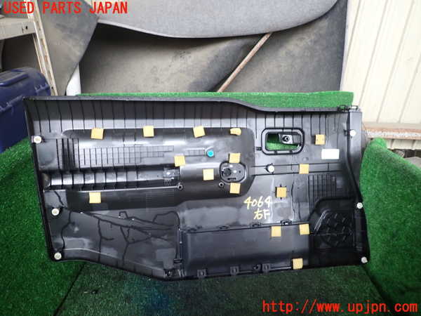 1UPJ-9240641234]ジムニー(JB64W)右ドア内張り 中古_4