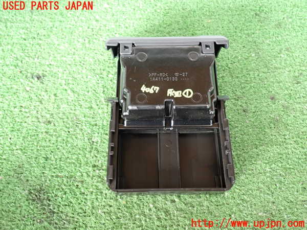 2UPJ-9240677821]ハイエースバン200系(GDH201V)灰皿1 中古_3