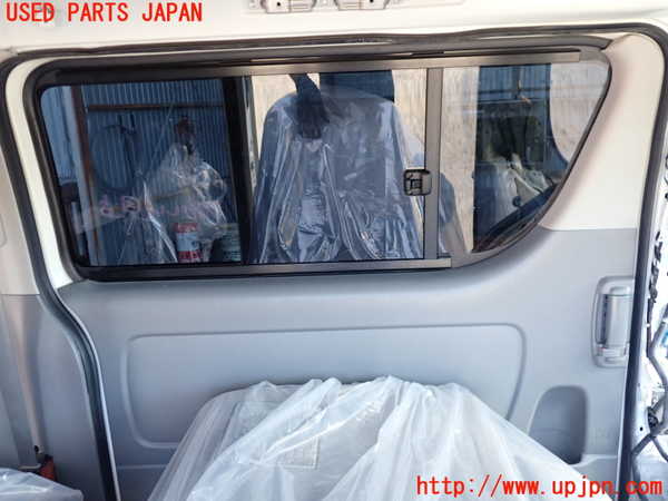 2UPJ-9240701320]ハイエースバン200系(KDH206V)左後ドア 中古 AGC M2L3 43R-007953_4
