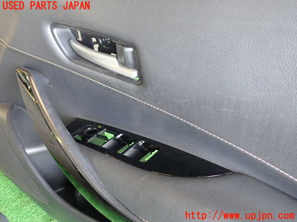 1UPJ-9240791234]カローラ ツーリング ハイブリッド(ZWE211W)右前ドア内張り 中古_3