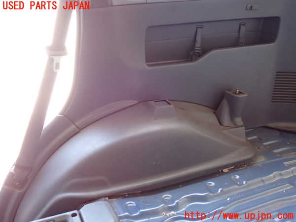 2UPJ-9240877675]ランクルプラド(KZJ95W)右リアピラートリム 中古_3