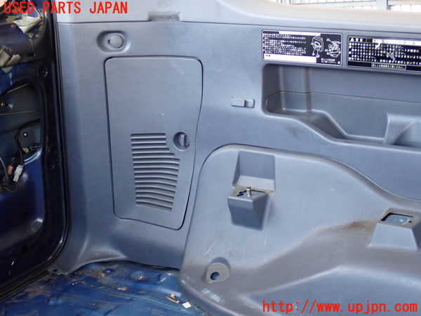 2UPJ-9240877680]ランクルプラド(KZJ95W)左リアピラートリム 中古_4