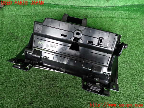2UPJ-9240907516]ボルボ・V60(ZB420TM)グローブボックス1 中古_5