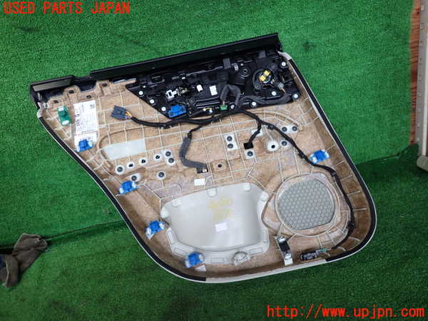 2UPJ-9240901294]ボルボ・V60(ZB420TM)右後ドア内張り 中古_4