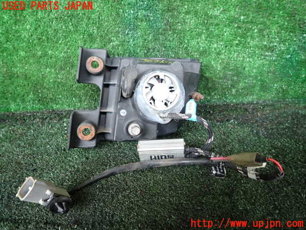 1UPJ-9240911180]ハイエースワゴン100系(KZH100G)右フォグ  中古_2