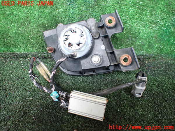 1UPJ-9240911182]ハイエースワゴン100系(KZH100G)左フォグ  中古_2
