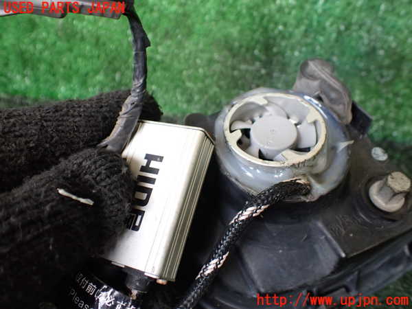 1UPJ-9240911182]ハイエースワゴン100系(KZH100G)左フォグ  中古_3