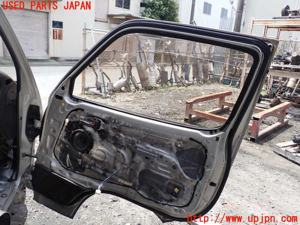 1UPJ-9240911230]ハイエースワゴン100系(KZH100G)右前ドア  中古_4