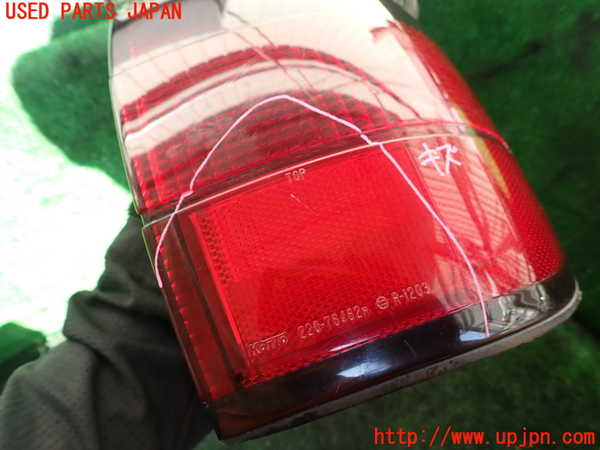 1UPJ-9240911530]ハイエースワゴン100系(KZH100G)右テールランプ 中古_2