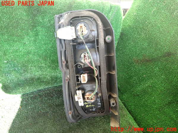 1UPJ-9240911530]ハイエースワゴン100系(KZH100G)右テールランプ 中古_3