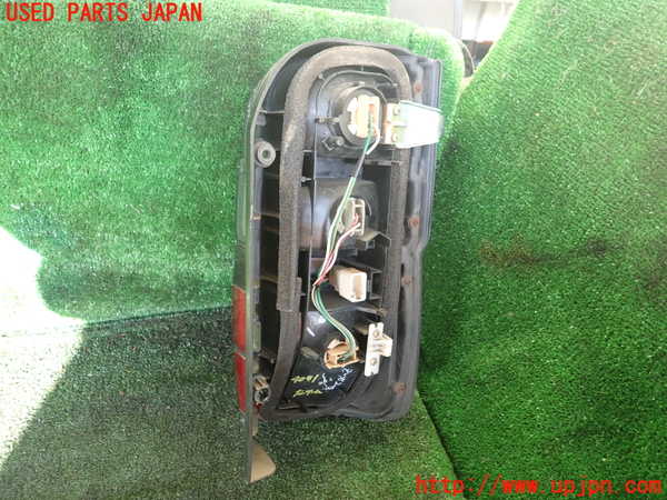 1UPJ-9240911536]ハイエースワゴン100系(KZH100G)左テールランプ 中古_3