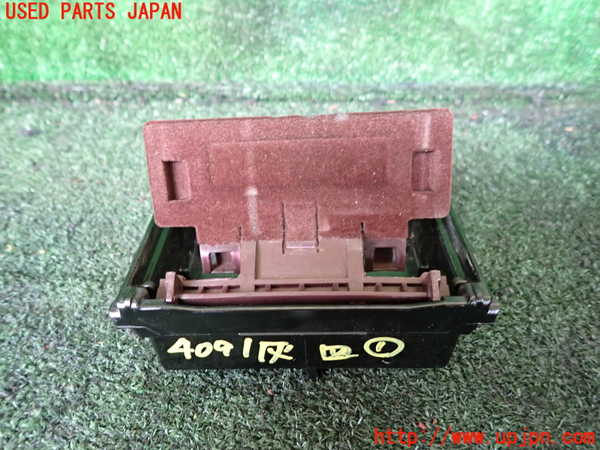 1UPJ-9240917821]ハイエースワゴン100系(KZH100G)灰皿1 中古_3
