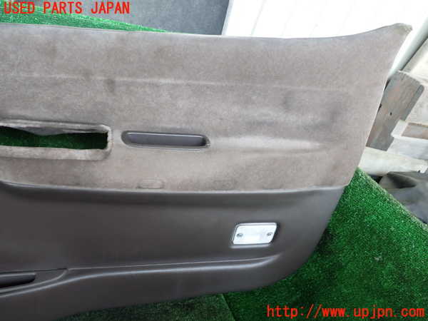 1UPJ-9240911234]ハイエースワゴン100系(KZH100G)右前ドア内張り 中古_3