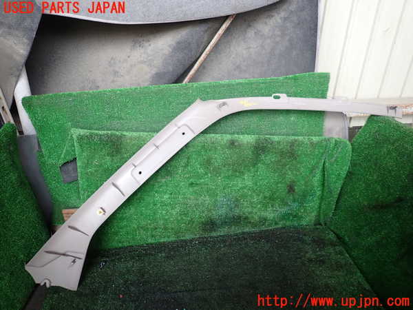 1UPJ-9240917660]ハイエースワゴン100系(KZH100G)左フロントピラートリム 中古_4