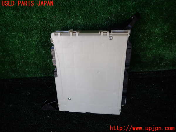 1UPJ-9240936742]クラウン ハイブリッド(AZSH20)ヒューズボックス2(室内助手席側) 中古_2