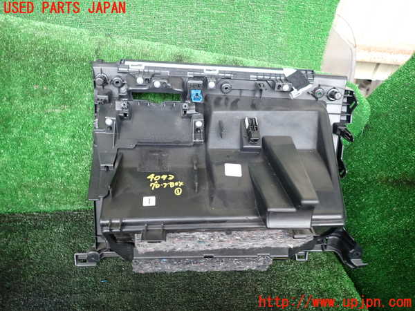 1UPJ-9240937517]クラウン ハイブリッド(AZSH20)グローブボックス2 中古_2