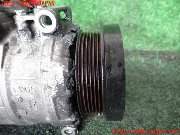 1UPJ-9241056025]ベンツ SL500 R230(230475)エアコンコンプレッサー 中古_3