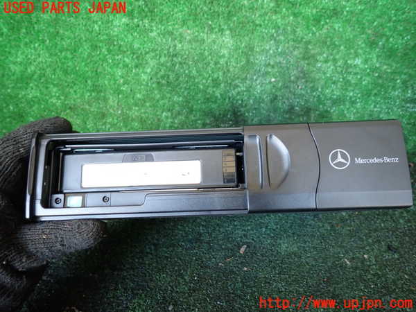 1UPJ-9241056505]ベンツ SL500 R230(230475)CDチェンジャー 中古_2