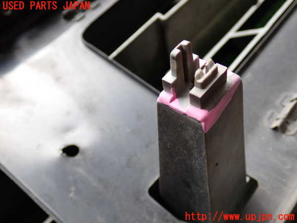 2UPJ-9241131050]ビッグホーン(UBS73GW)ラジエターグリル 中古_4