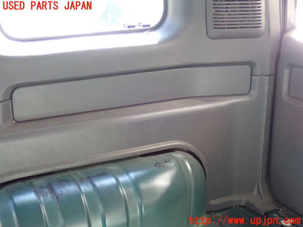 2UPJ-9241137675]ビッグホーン(UBS73GW)右リアピラートリム 中古_4