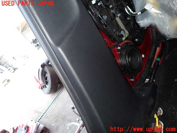 2UPJ-9241147665]CX-5(KF2P)右センターピラートリム 中古_4
