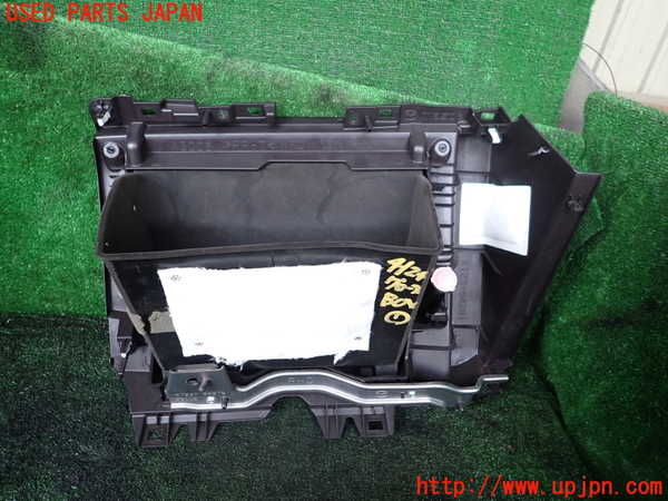 1UPJ-9241247516]CX-8(KG2P)グローブボックス1 中古_3