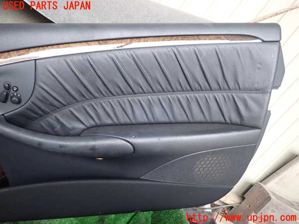 1UPJ-9241361234]ベンツ CLK350 カブリオレ(209456)(A209系)右前ドア内張り 中古_3