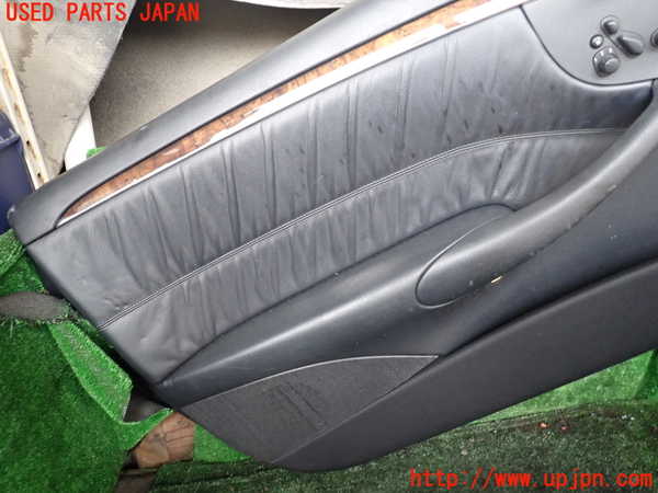 1UPJ-9241361264]ベンツ CLK350 カブリオレ(209456)(A209系)左前ドア内張り 中古_3