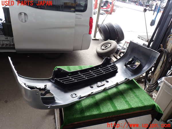 2UPJ-9241451010]NV350 キャラバン バン(VW2E26)フロントバンパー 中古_5
