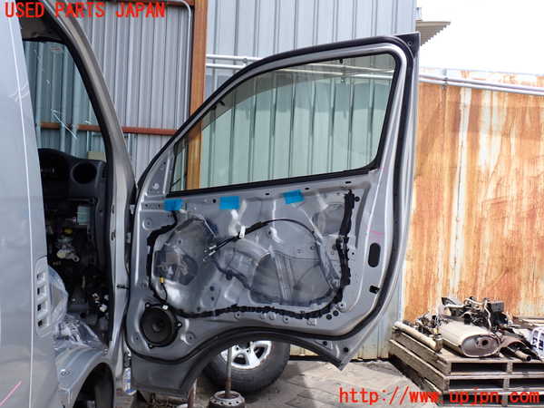 2UPJ-9241451230]NV350 キャラバン バン(VW2E26)右前ドア 中古 (AGC AUTOMOTIVE 43R-00033)_5