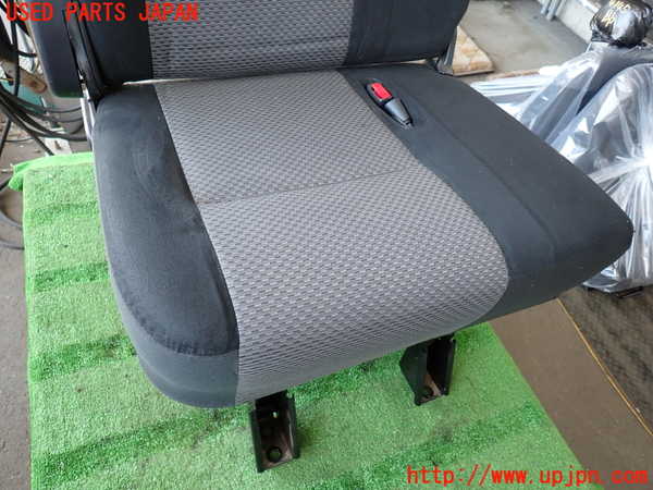 2UPJ-9241457145]NV350 キャラバン バン(VW2E26)右2列目シート 中古_2