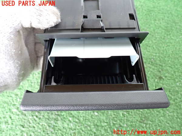 2UPJ-9241597821]ハイエースバン200系(KDH200V)灰皿1 中古_2