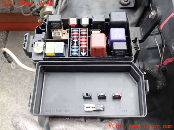 2UPJ-9241656742]ハイラックスサーフ(RZN185W)ヒューズボックス2(EGルーム内助手席側) 中古_2