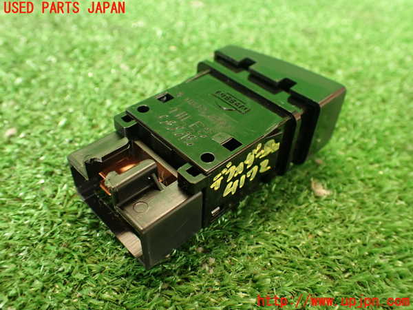 2UPJ-9241726300]グロリア(Y32)デフォッガースイッチ 中古_3