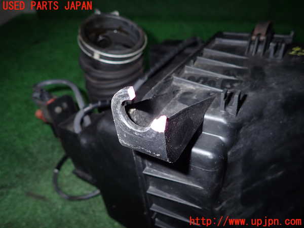 1UPJ-9241802560]アルテッツァ(SXE10)エアクリーナーボックス 中古_4