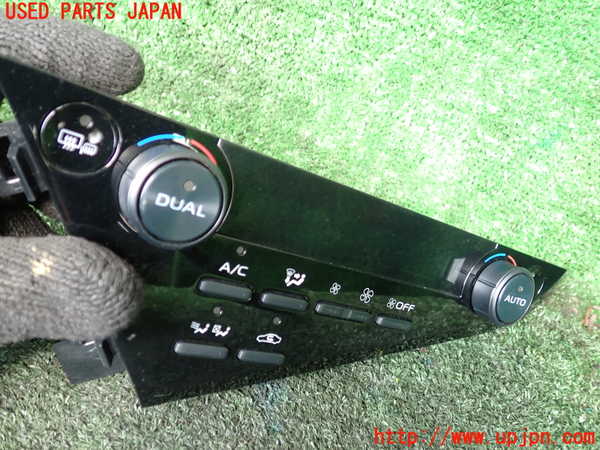 1UPJ-9241816066]カムリハイブリッド(AXVH70)エアコンスイッチ1 中古_2