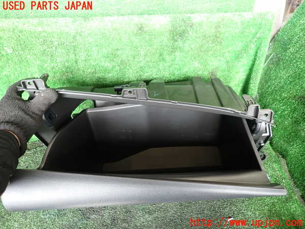 1UPJ-9241817516]カムリハイブリッド(AXVH70)グローブボックス1 中古_3